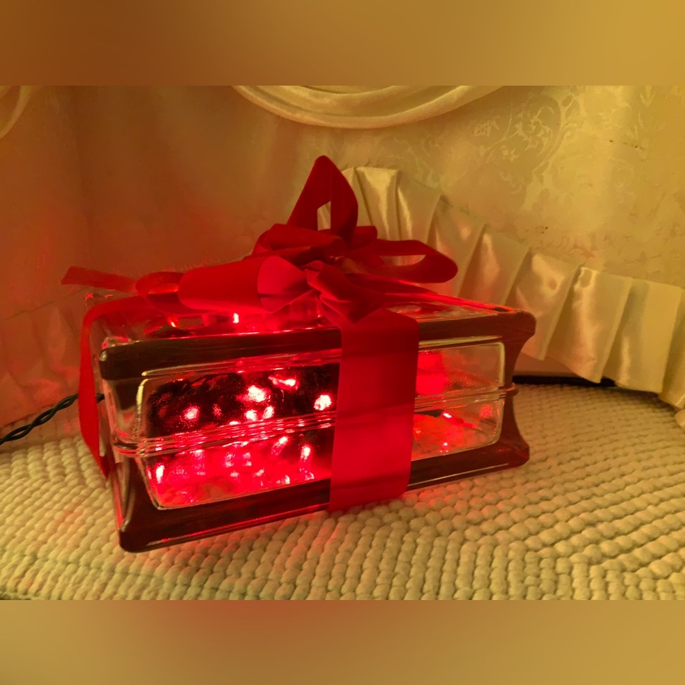 CHRISTMAS LIGHTED GLASS PRESENT BLOCK
